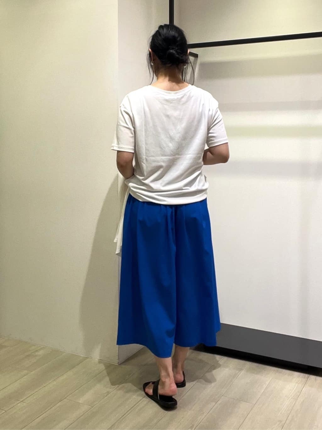 TOMOMIさんの「INDIVI｜【クールエアー素材／UVケア／セットアップ可能】エアリーフレアパンツ」を使ったコーディネート