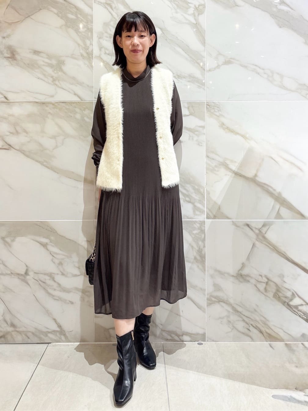 マキさんの「index｜《andGIRL掲載》フェザーペプラムジレ【洗濯機OK／抗ピル】」を使ったコーディネート