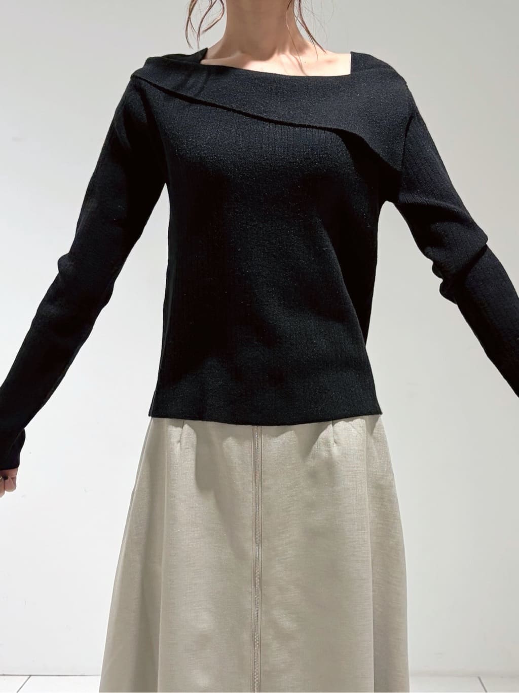 shioriさんの「INDIVI｜【再入荷】アシメオフショルニット」を使ったコーディネート