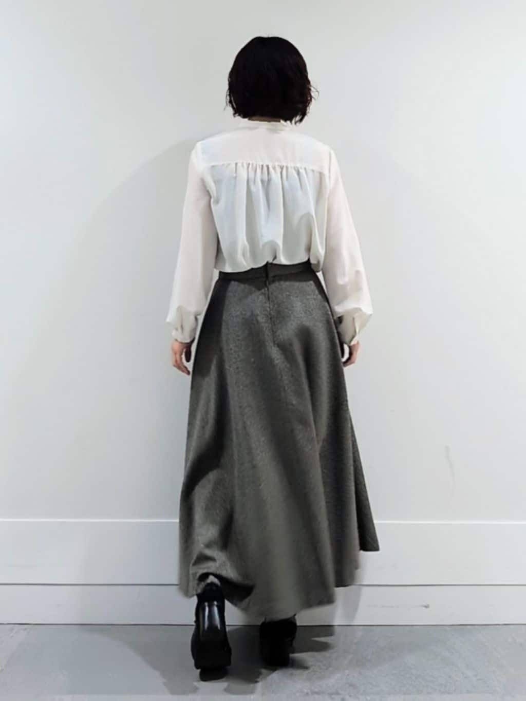 ミズタさんの「UNTITLED｜【1枚で着映え/オンオフ着回し】フリルサテンブラウス」を使ったコーディネート