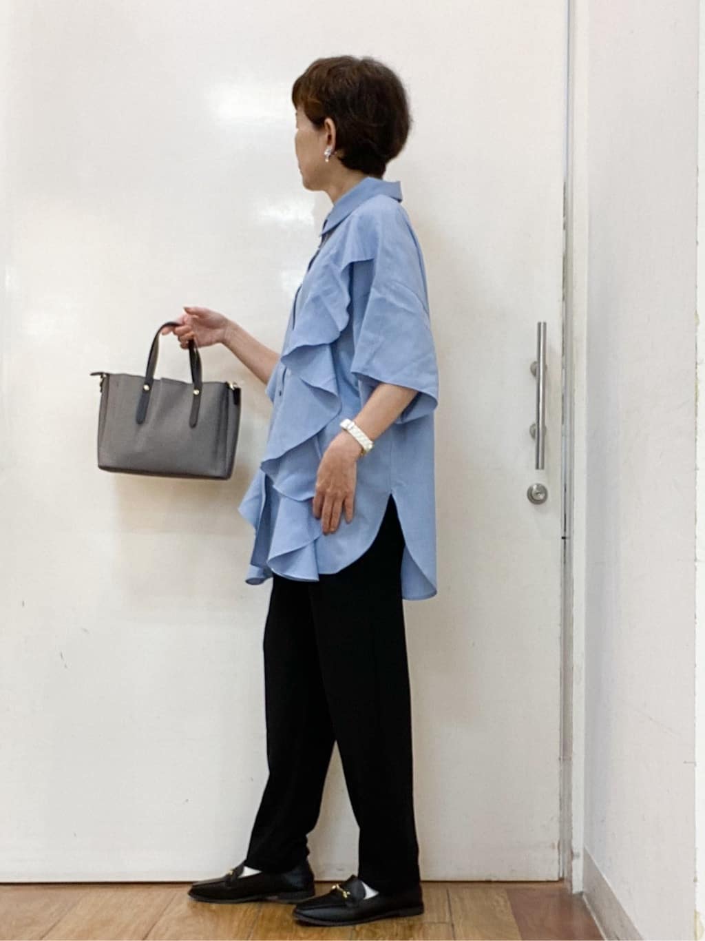みぃさんの「SHOO･LA･RUE｜【洗える/S-LL】大きめのフリルが印象的 デザインブラウス」を使ったコーディネート