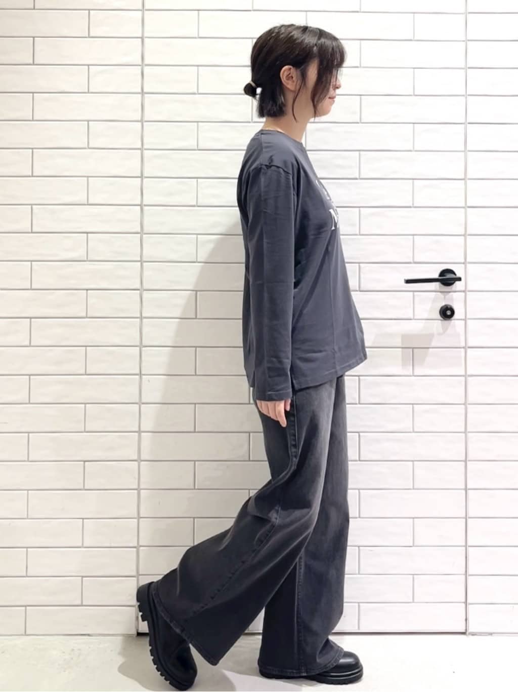 しおりさんの「OPAQUE.CLIP｜ロングロゴTシャツ【洗濯機OK】」を使ったコーディネート