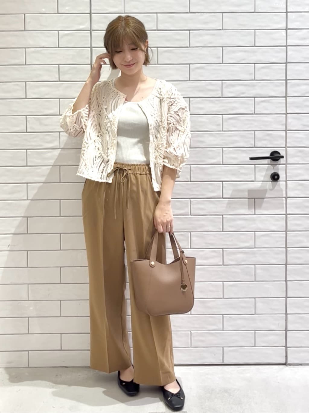 しおりさんの「OPAQUE.CLIP｜シアー刺繍レース前開きブラウス【洗濯機洗い可】」を使ったコーディネート