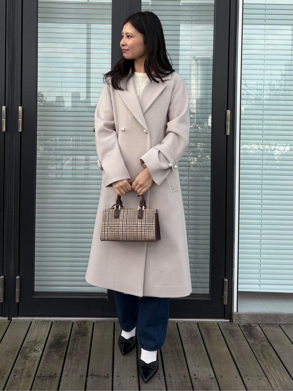 AOIさんの「Couture brooch｜【大人上品・ベルト付き】パール調釦チェスターコート」を使ったコーディネート
