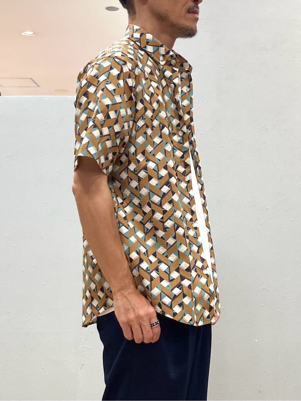 シュンさんの「TAKEO KIKUCHI｜【COOL CITY WEAR】籠目アート柄 サッカーシャツ /通気性」を使ったコーディネート