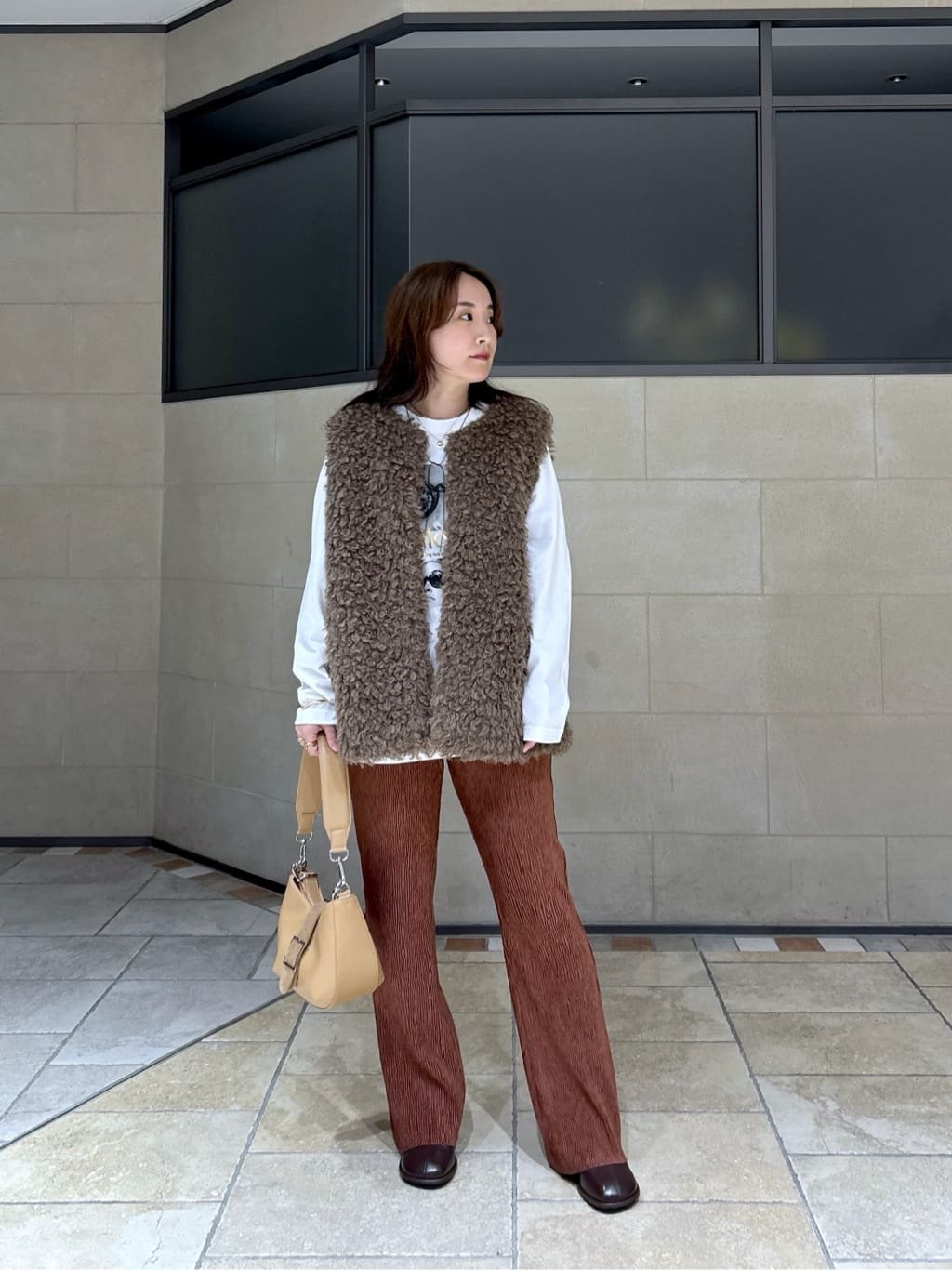 よねさんの「INDIVI｜ベロアフレアパンツ」を使ったコーディネート