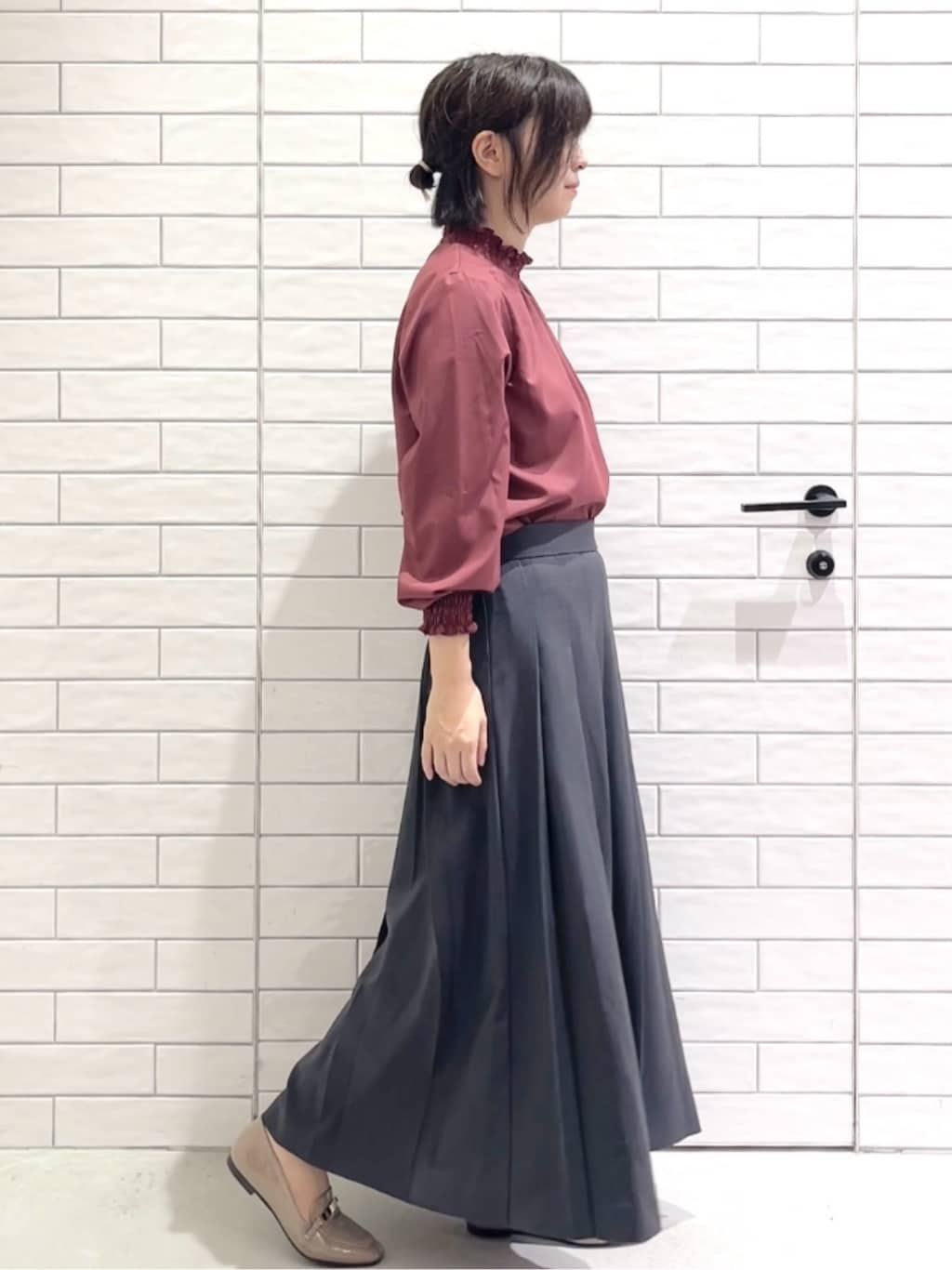 しおりさんの「OPAQUE.CLIP｜シャーリングハイネックブラウス【洗濯機OK】」を使ったコーディネート