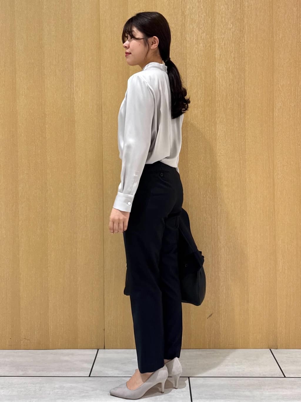 nanaさんの「UNTITLED｜【きれいめ/お仕事着】サテンドレープブラウス」を使ったコーディネート