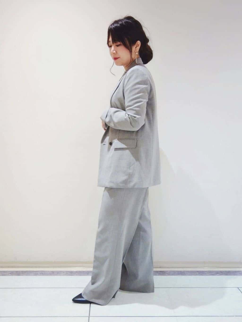 TOMOMIさんの「INDIVI｜【洗える／セットアップ可能】凹凸ストレッチ素材ストレートパンツ」を使ったコーディネート