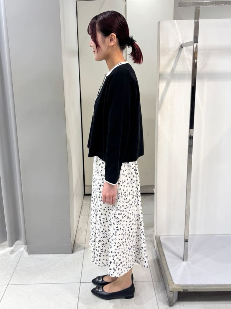 yuiさんの「Reflect｜【秋映え／単品使い◎／すっきり見え】ブローチ付きニットアンサンブル」を使ったコーディネート