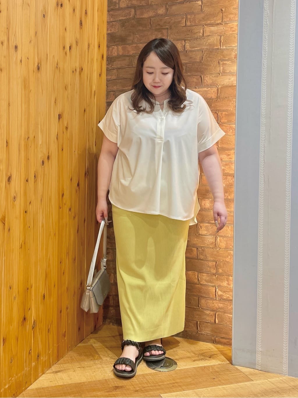 Risaさんの「SHOO･LA･RUE｜【S-LL】さらりとしたタッチが上品見え ワンボタンデザイン トップス」を使ったコーディネート