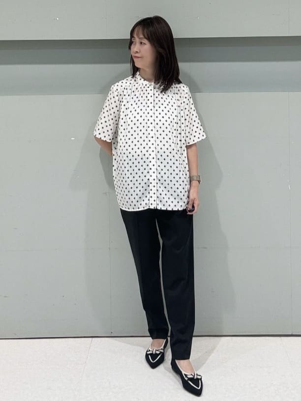 makiさんの「UNTITLED｜【セットアップ可/リラクシー/通勤】スクエアジオメ柄ブラウス」を使ったコーディネート