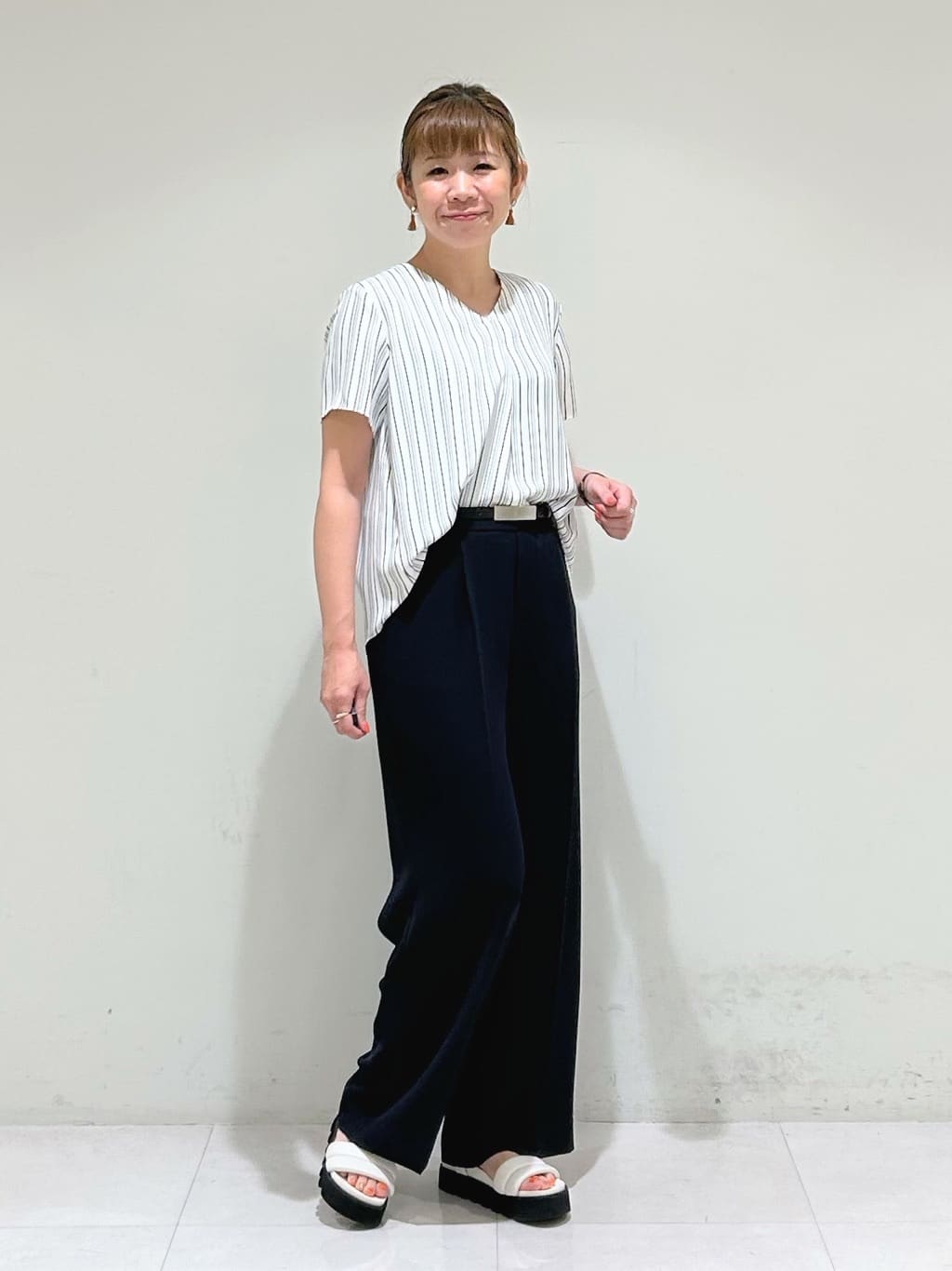 tsuyuさんの「INDIVI｜【洗える／通勤】無地＆マルチストライプ柄Vネックブラウス」を使ったコーディネート