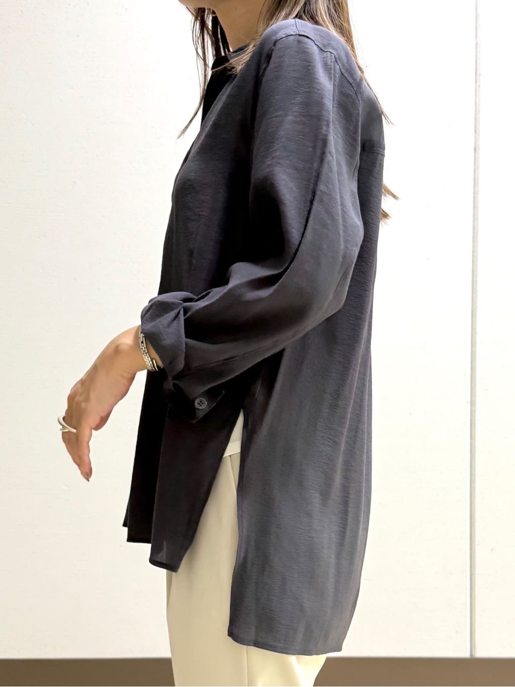 mamiさんの「INDIVI｜【体型カバー／清涼感】シアーオーバーシャツ」を使ったコーディネート