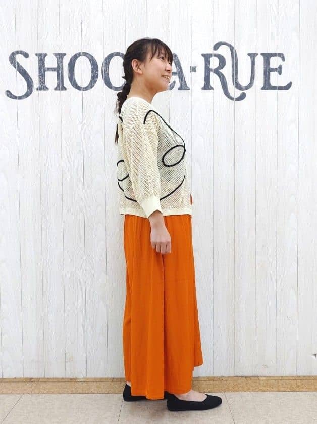 とろろさんの「SHOO･LA･RUE｜【S-LL/裏地ひんやり】スカート見えで上品に マットサテンスカーチョ」を使ったコーディネート