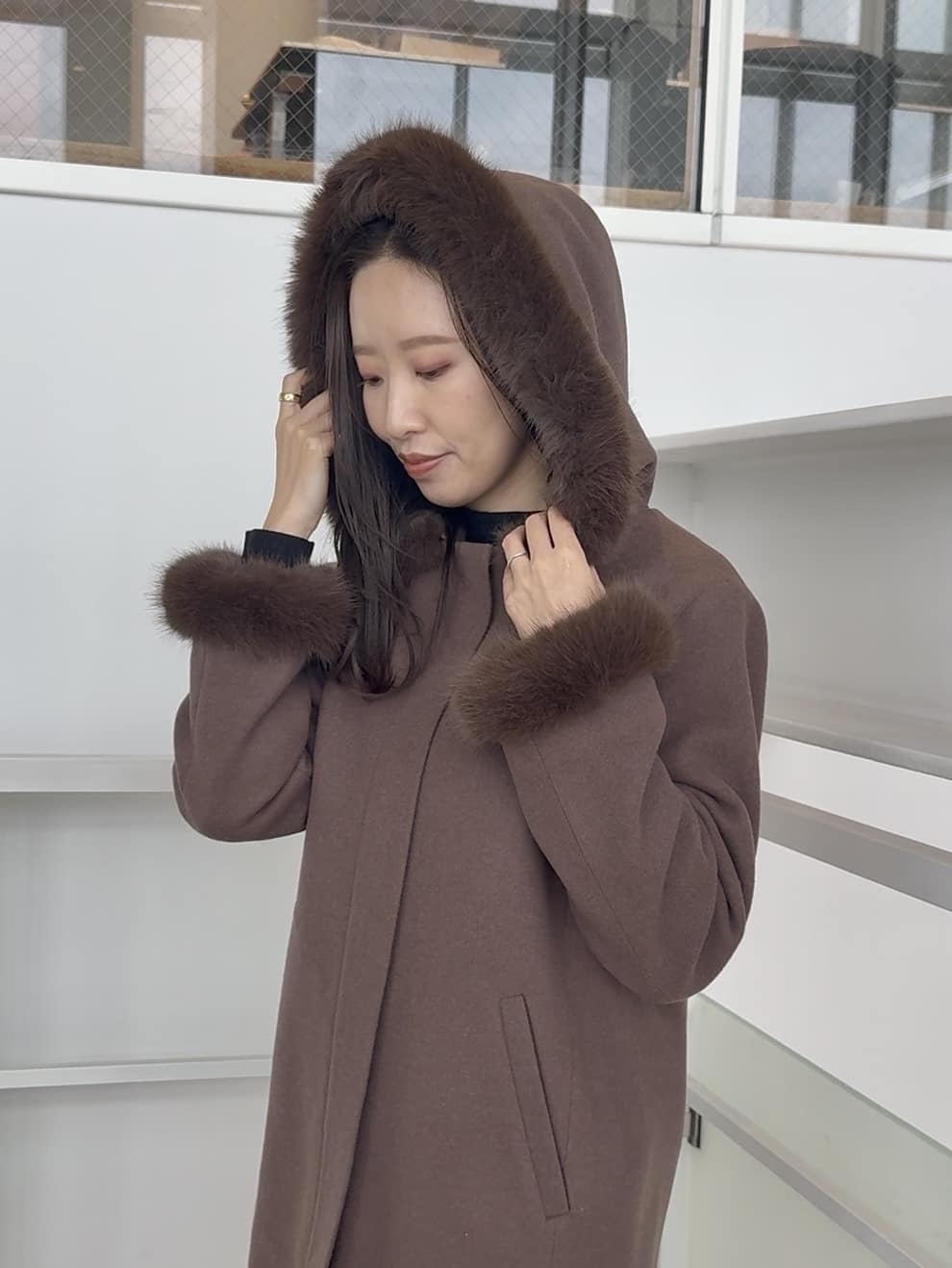 teiさんの「Couture brooch｜【大人可愛い・フード取り外し可能】フードフェイクファー ハーフ丈コート」を使ったコーディネート