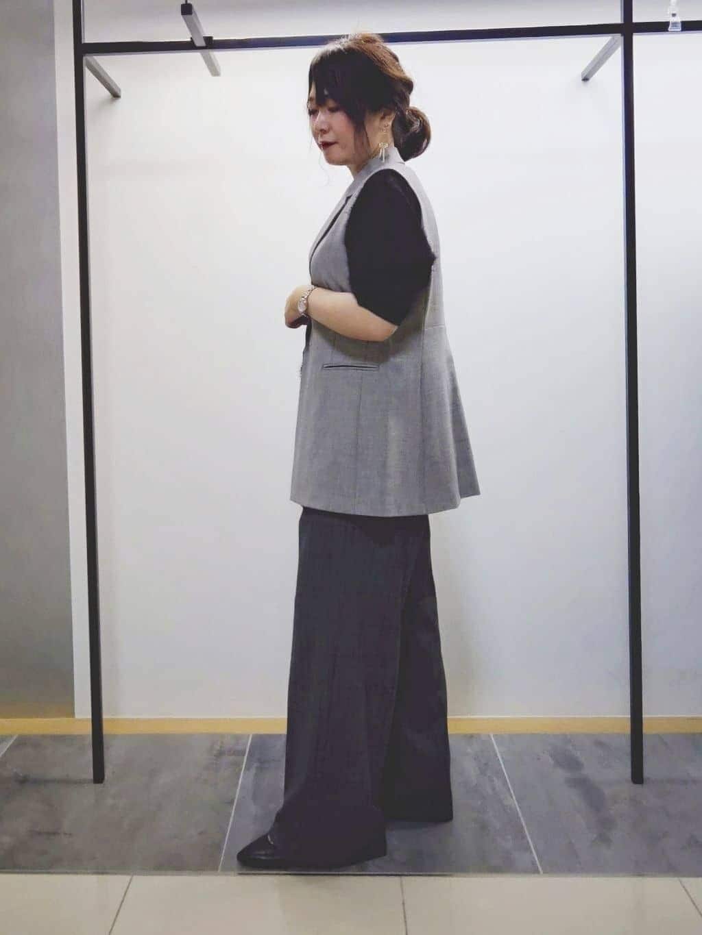 TOMOMIさんの「INDIVI｜【セットアップ可能】凹凸ストレッチ素材テーラードカラージレジャケット」を使ったコーディネート