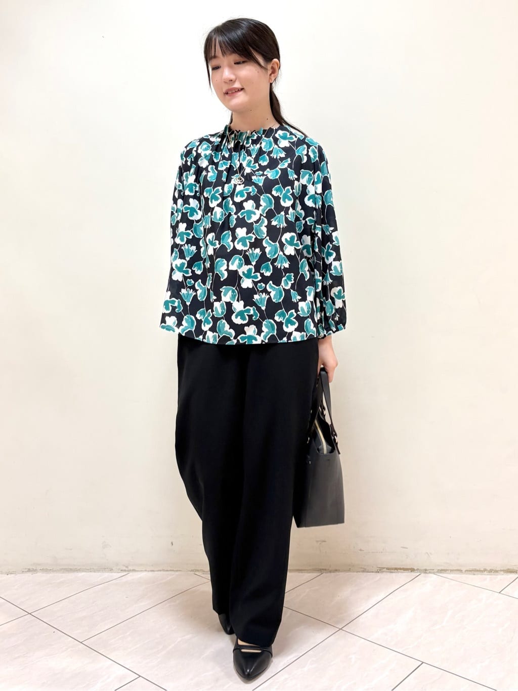 mikiさんの「Reflect｜【ジャケットのインナーにおすすめ◎】花柄タックデザインブブラウス」を使ったコーディネート