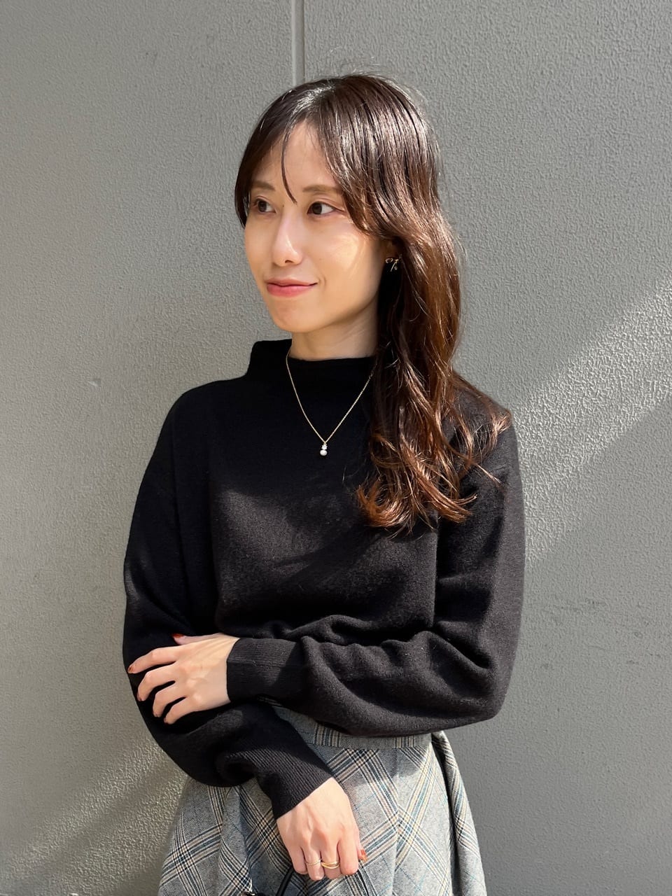 はばさんの「Couture brooch｜【ゆるふわ・通勤】リッシュアンゴラ バックパール調ニット」を使ったコーディネート