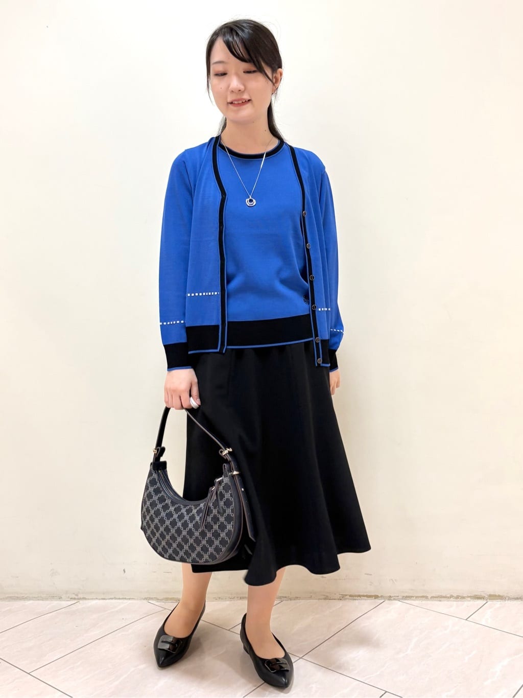 mikiさんの「Reflect｜【WEB先行カラーあり／手洗い可／アンサンブル可】バイカラーカーディガン」を使ったコーディネート