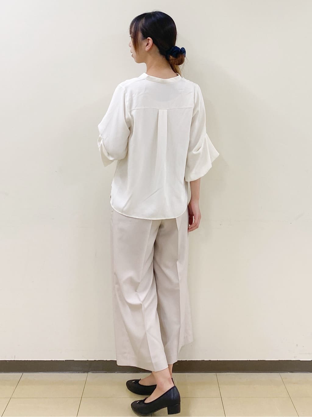 yurinaさんの「index｜スキッパーバルーンスリーブブラウス【洗濯機洗い可／イージーアイロン】」を使ったコーディネート