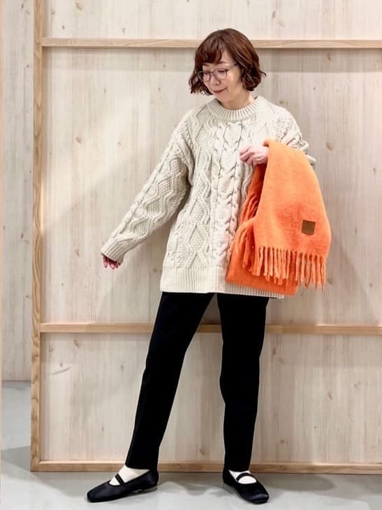 nakoさんの「THE SHOP TK｜【洗える】冬のコーデを盛り上げる マットモール ケーブルニット」を使ったコーディネート