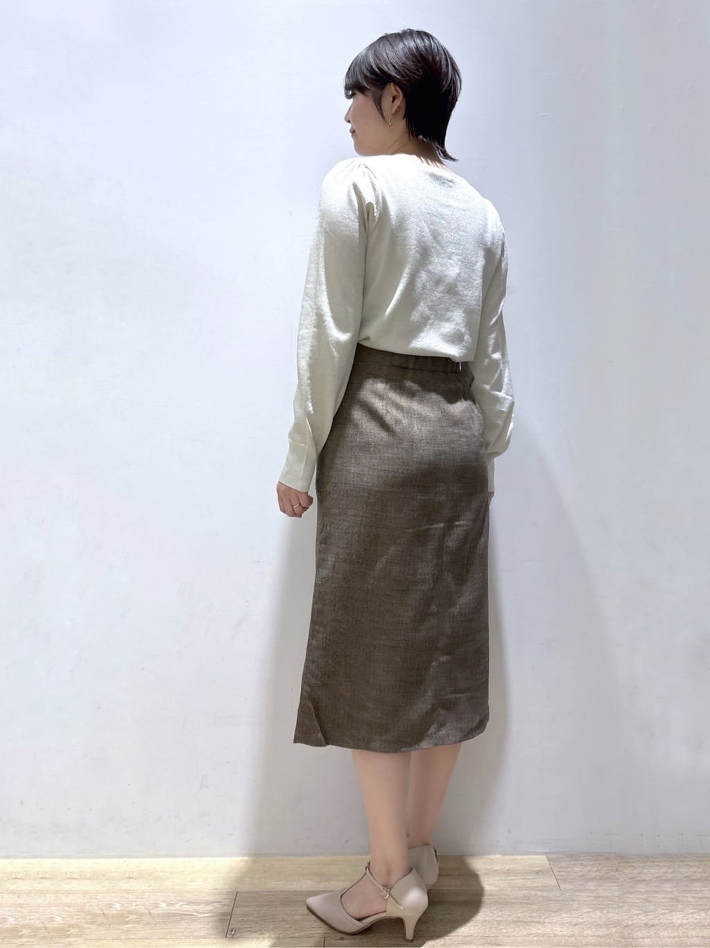 mizukiさんの「index｜パール調パーツ付きクルーネックニット【洗濯機OK】《8col／XS～3L》」を使ったコーディネート