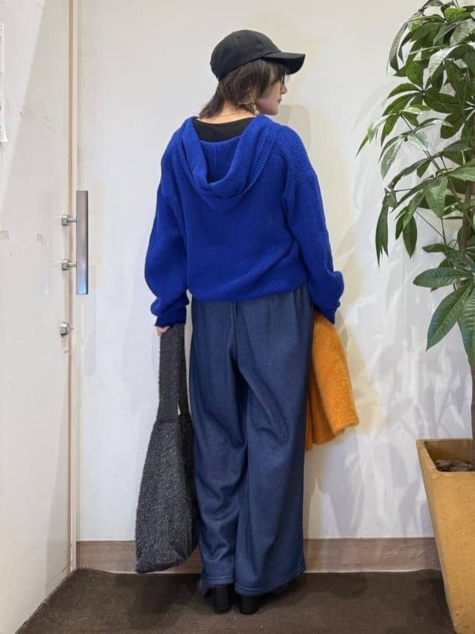misakiさんの「SHOO･LA･RUE｜【S-LL】お顔周りをすっきり魅せる ふんわり Vネックフードニット」を使ったコーディネート