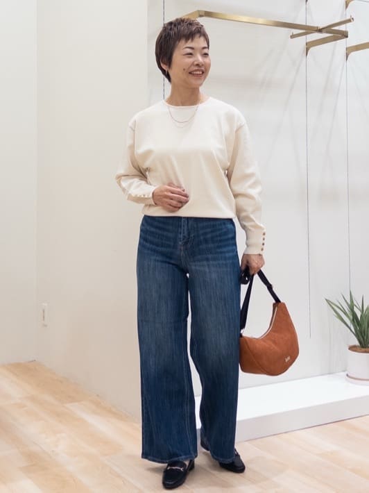 シュウコさんの「grove｜ON/OFF毎日使える！袖口ボタンドロップショルダーニット」を使ったコーディネート