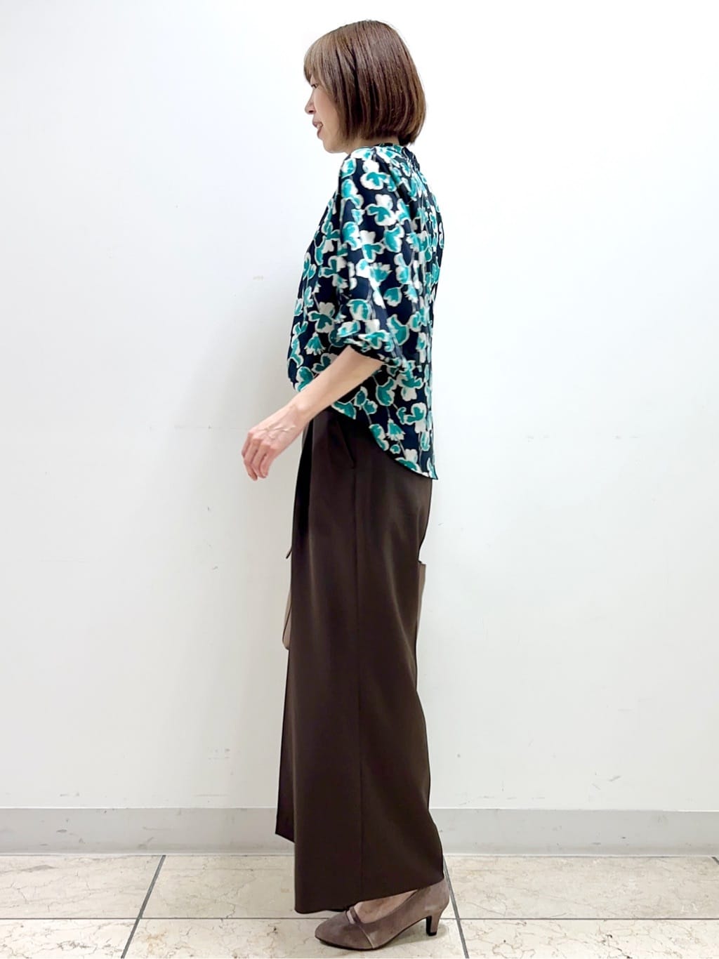 イト子さんの「Reflect｜【ジャケットのインナーにおすすめ◎】花柄タックデザインブブラウス」を使ったコーディネート