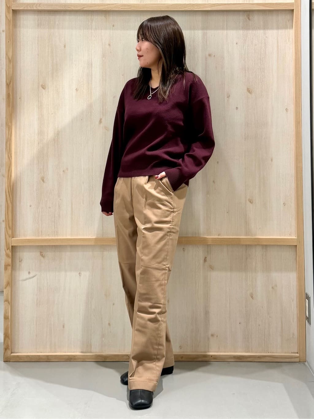 nanaさんの「THE SHOP TK｜【すっきりシルエットが叶う】大人のためのVネックニット/毛玉になりにくい/静電気防止/洗濯機OK」を使ったコーディネート
