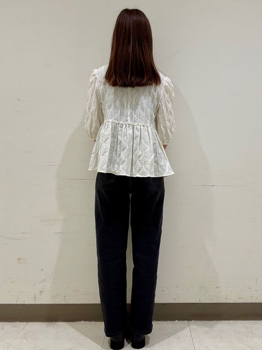 ななさんの「OPAQUE.CLIP｜ふくれジャカードペプラムブラウス【洗濯機洗い可】」を使ったコーディネート