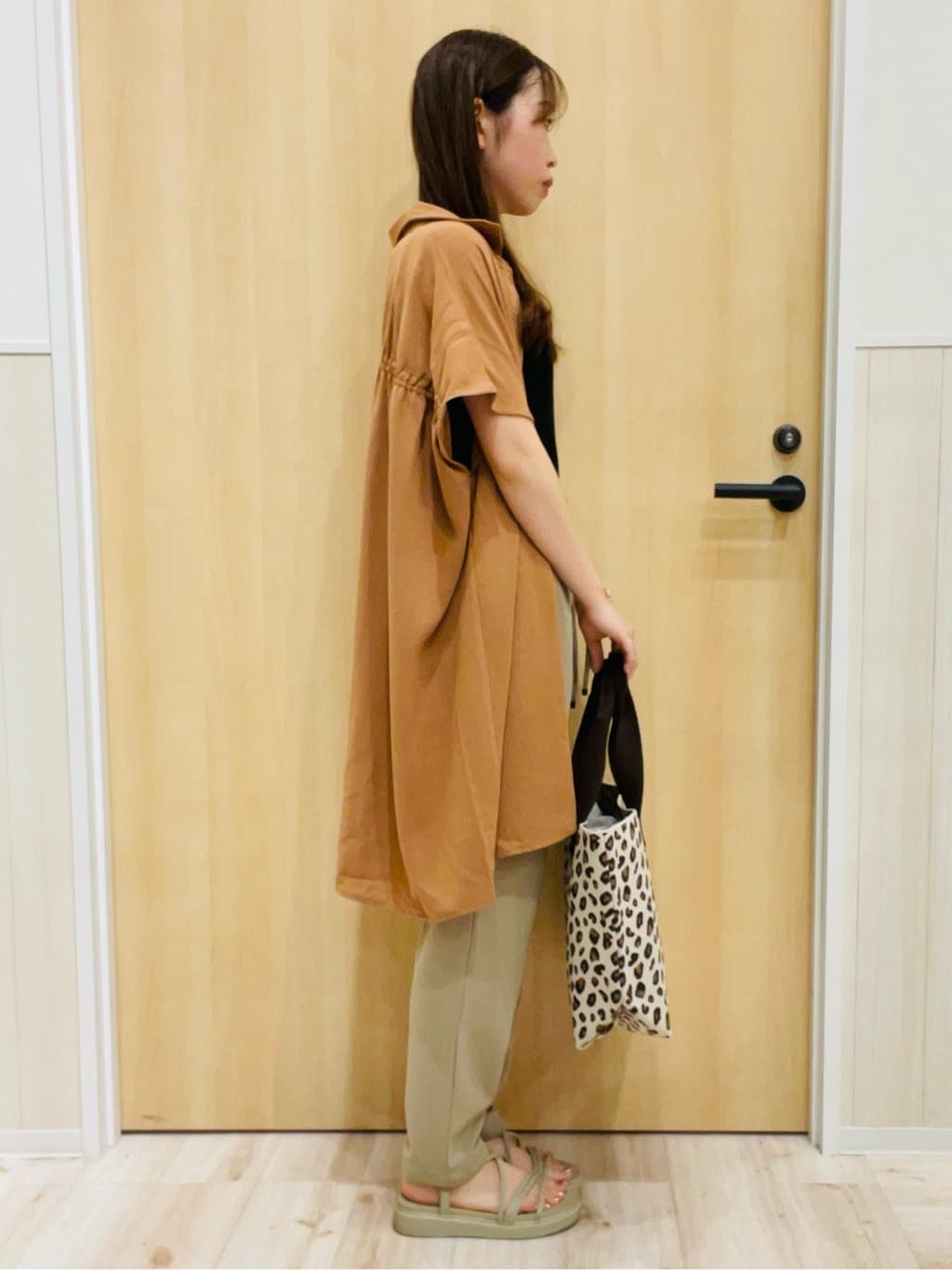 minamiさんの「SHOO･LA･RUE｜【S-LL/体型カバー】さらりとしたタッチが心地よい バックギャザーブラウス」を使ったコーディネート