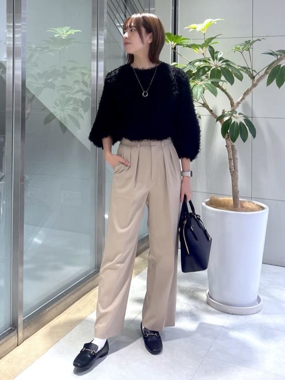 yukaさんの「UNTITLED｜【洗える/はっ水/後ろウエストゴム】ストレッチ2タックワイドパンツ」を使ったコーディネート
