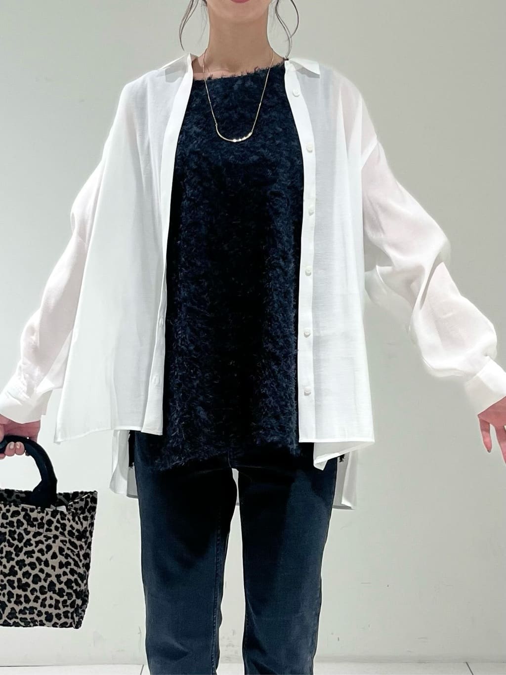 shioriさんの「INDIVI｜【体型カバー／清涼感】シアーオーバーシャツ」を使ったコーディネート