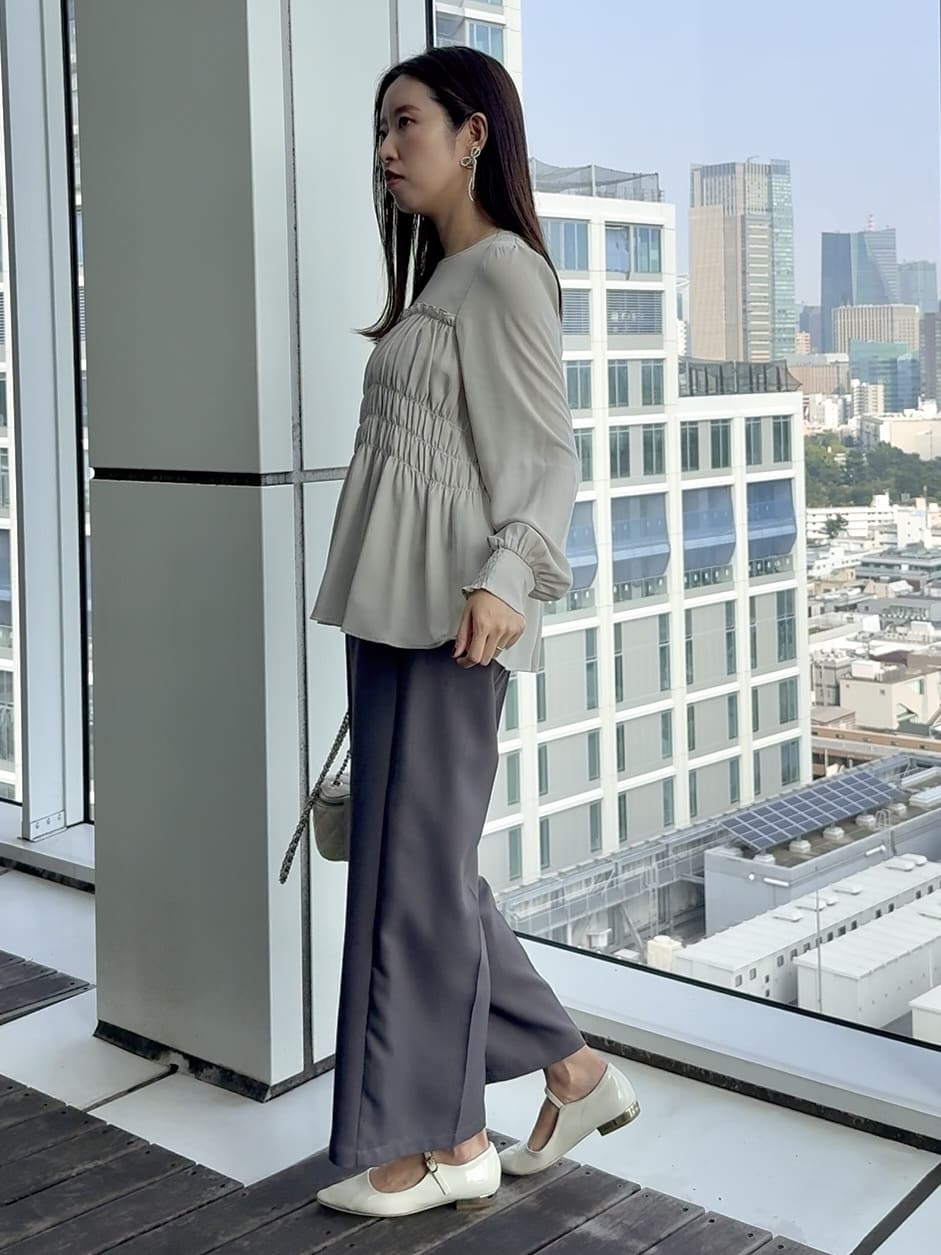 teiさんの「Couture brooch｜【マシンウォッシャブル・きれいめ・通勤】シャーリングチュニックブラウス」を使ったコーディネート