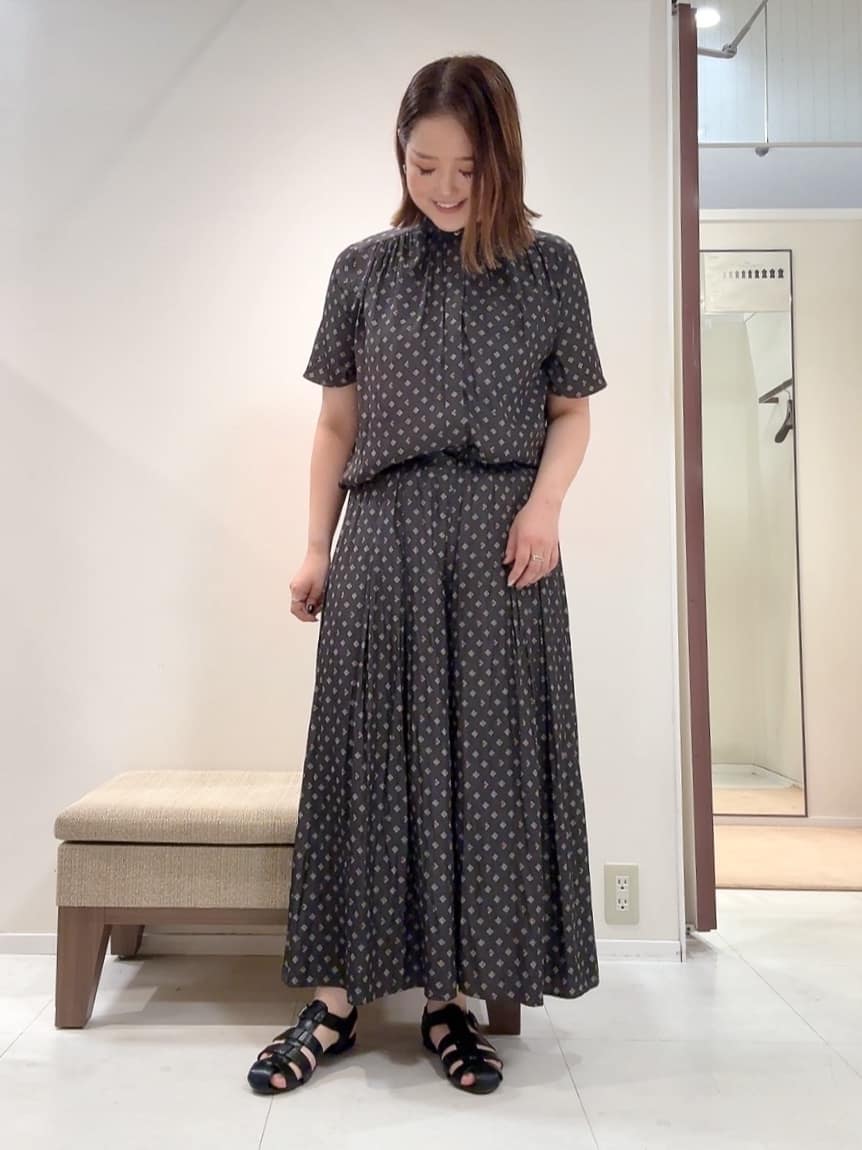 YUIさんの「UNTITLED｜【セットアップ可/リラクシー/通勤】スクエアジオメ柄ブラウス」を使ったコーディネート