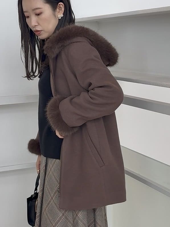 teiさんの「Couture brooch｜【大人可愛い・フード取り外し可能】フードフェイクファー ハーフ丈コート」を使ったコーディネート