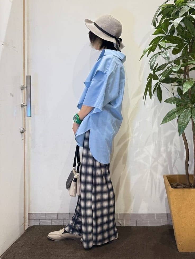 misakiさんの「SHOO･LA･RUE｜【洗える/S-LL】大きめのフリルが印象的 デザインブラウス」を使ったコーディネート