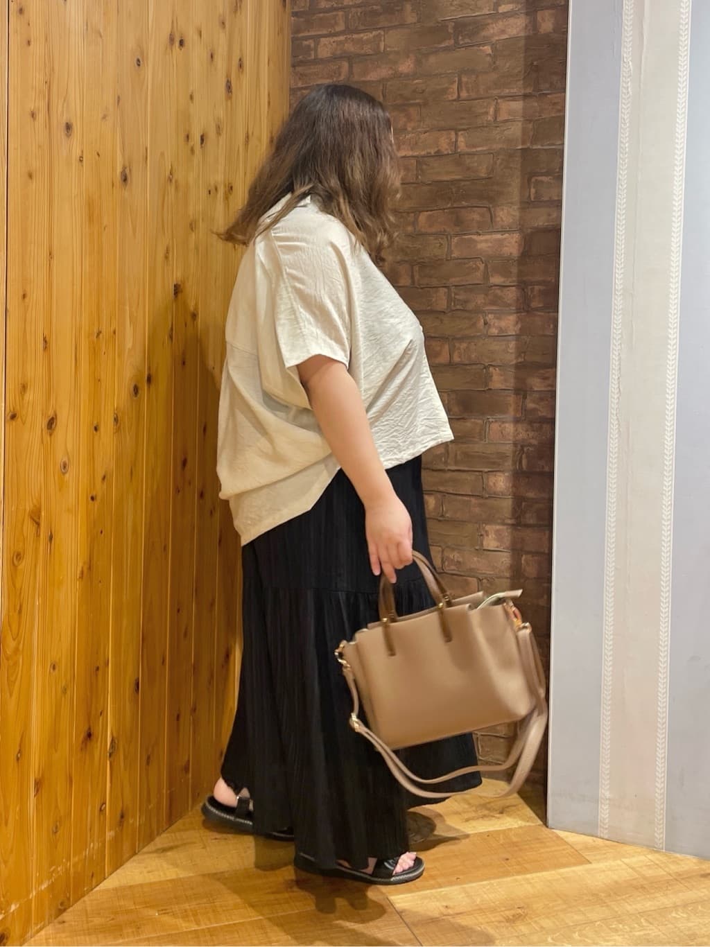 Risaさんの「SHOO･LA･RUE｜【S-LL】後ろ姿も抜かりなく 1枚でサマ見え ティアードワンピース」を使ったコーディネート