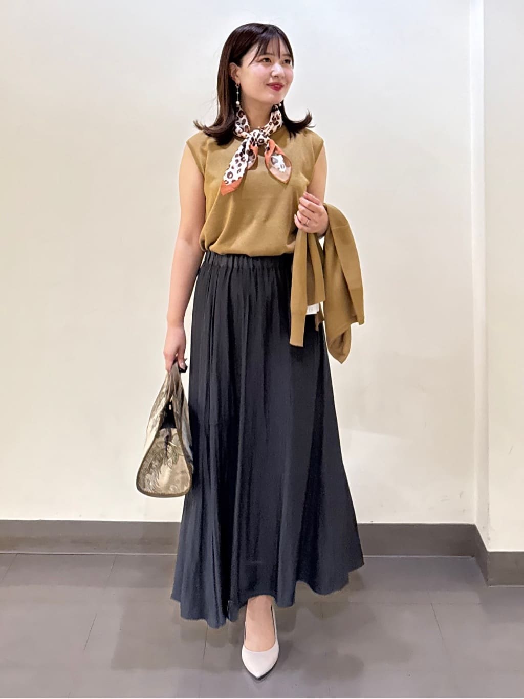 いくみさんの「UNTITLED｜【アンサンブル可/洗える】シアーノースリーブ プルオーバー」を使ったコーディネート