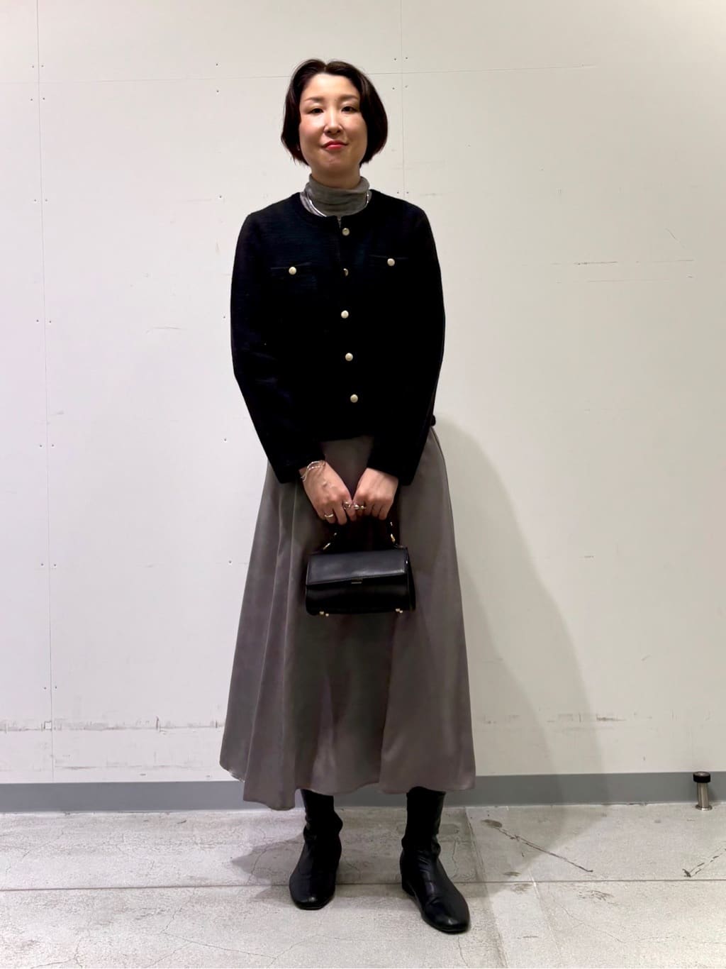 yuriさんの「INDIVI｜【UVケア／セットアップ可能】スエード調サテンスカート」を使ったコーディネート
