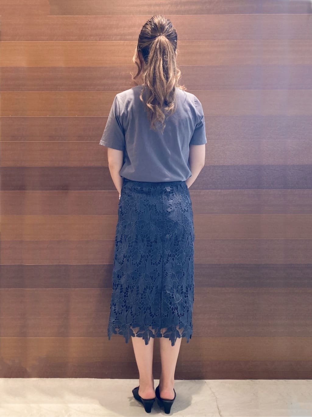 ユウさんの「OPAQUE.CLIP｜スパンコール刺繍ロゴTシャツ【洗濯機洗い可／接触冷感／UVケア】」を使ったコーディネート