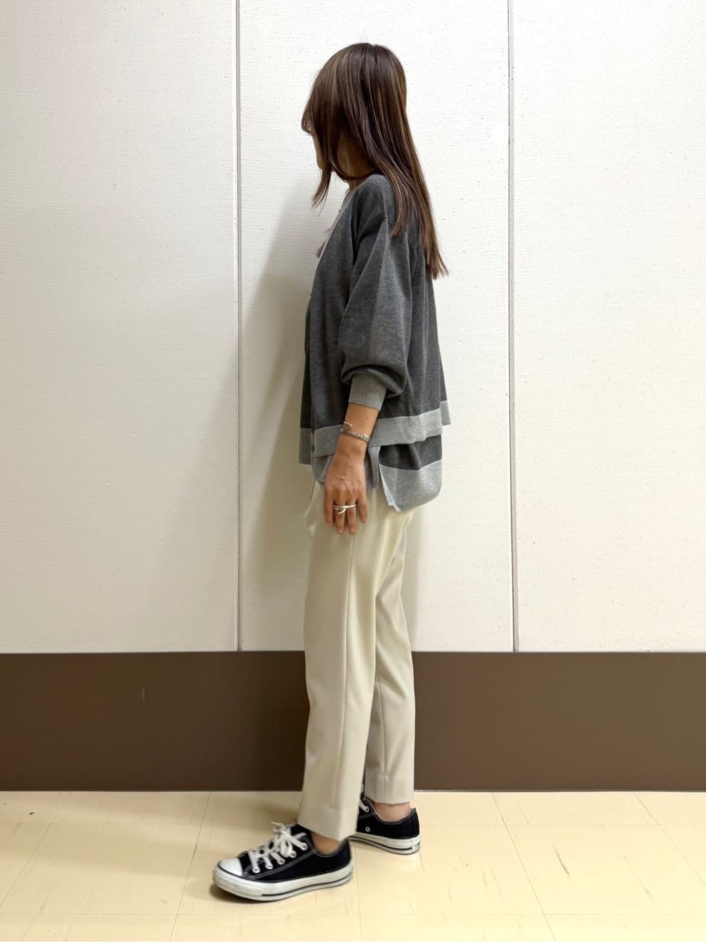 mamiさんの「INDIVI｜人気NO.1【褒められパンツ／高ストレッチ／ウエストゴム】タックテーパードパンツ」を使ったコーディネート