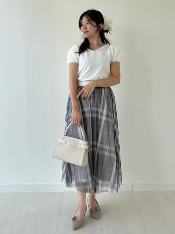 Mori Moriさんの「index｜《6色展開》フェザーパフスリーブVネックニット【洗濯機洗い可】」を使ったコーディネート