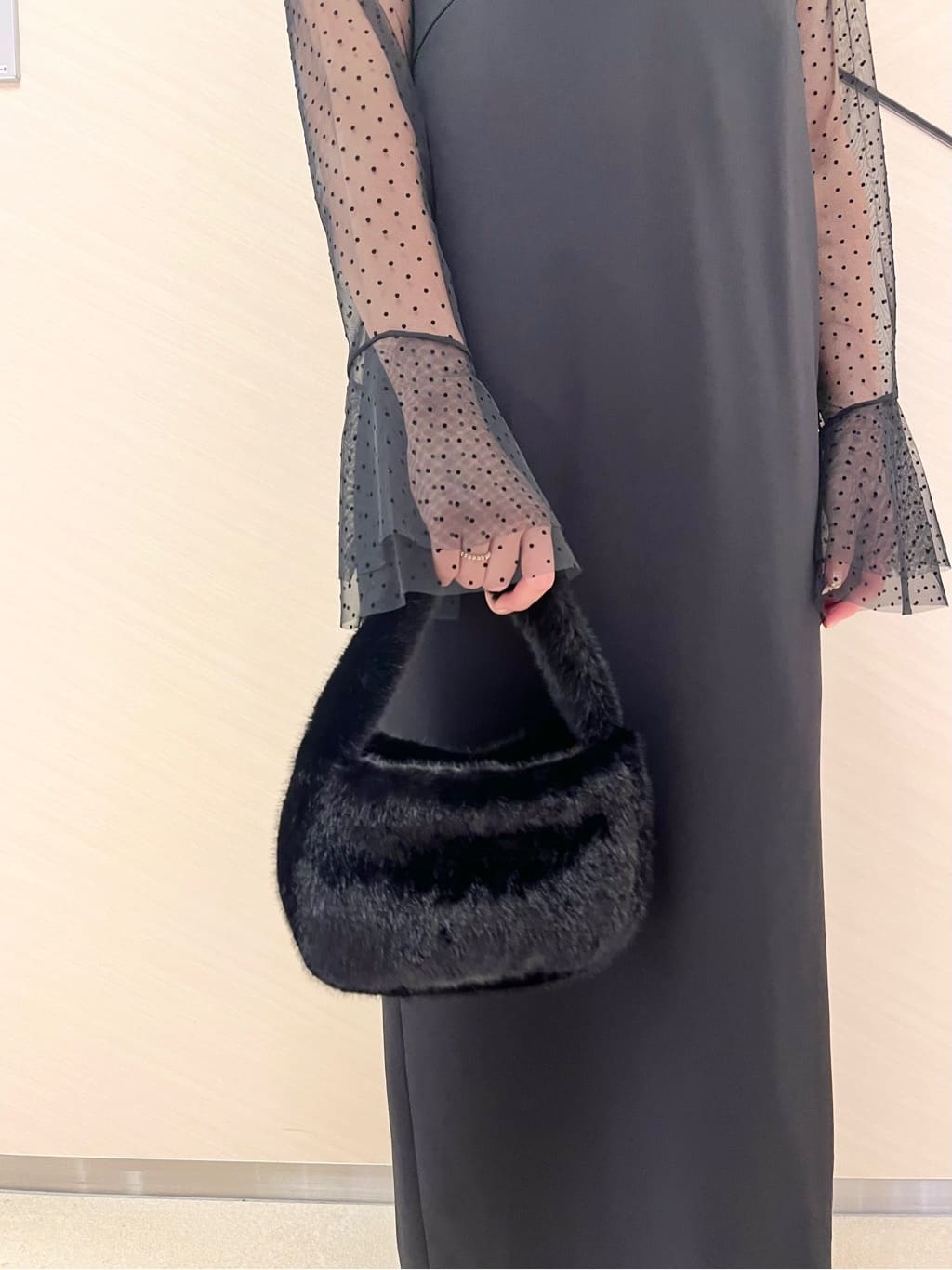 yahataさんの「DRESSTERIOR｜◆コンパクトフェイクファーバッグ」を使ったコーディネート