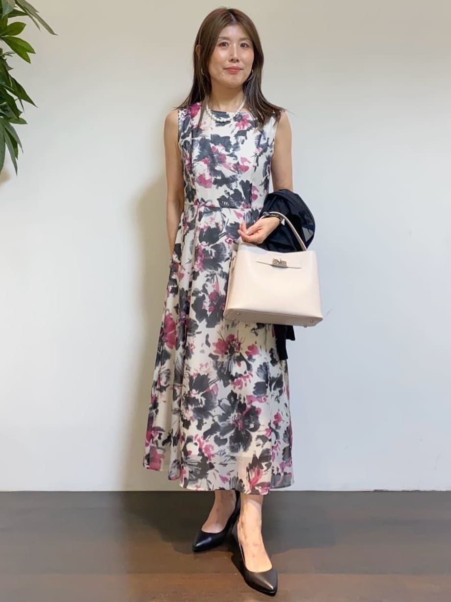 tomoさんの「UNTITLED｜【シアー/エレガント/花柄/夏ワンピ】ペイントフラワーワンピース」を使ったコーディネート