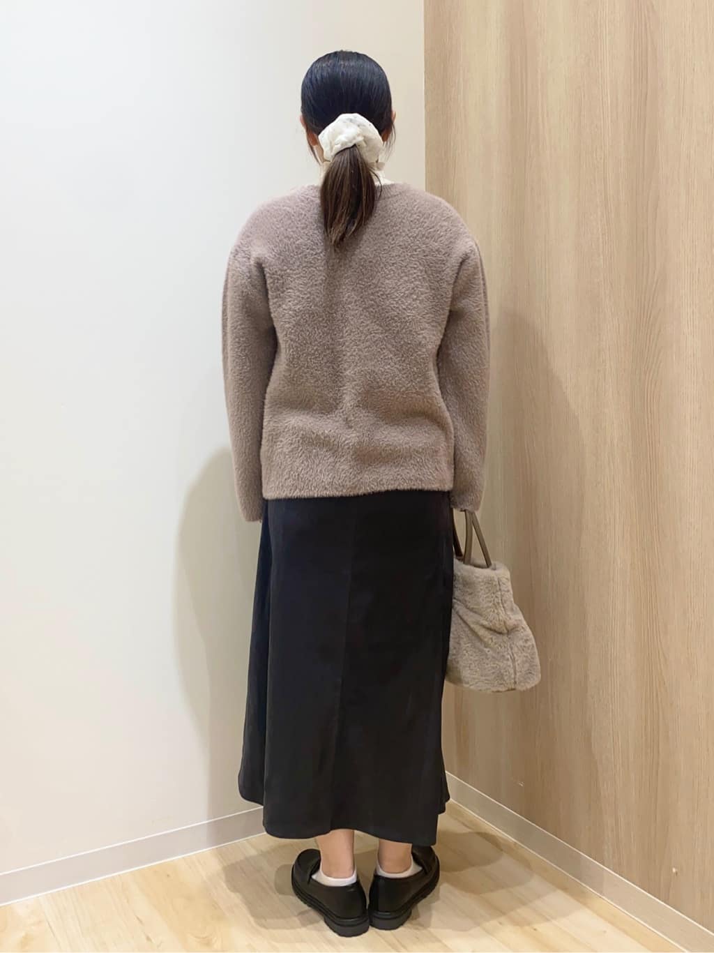 HANAさんの「grove｜軽やかフェザーで魅せる、クラシカルな主役カーディガン」を使ったコーディネート