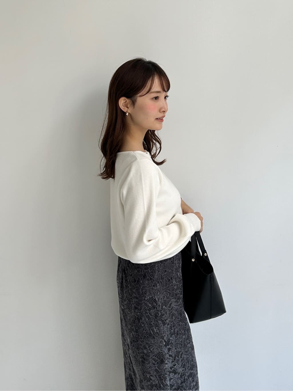 みさかさんの「index｜ラメスカラップビジューデザインニット【洗濯機OK】《6col／S～LL》」を使ったコーディネート