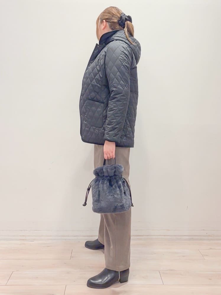 naoさんの「SHOO･LA･RUE｜【洗濯機可/ちくちくしにくい】大人のための スウェットライク刺繍ロゴニット」を使ったコーディネート